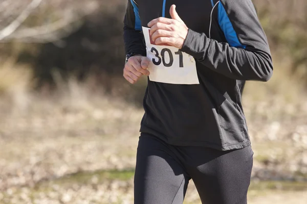 Jonge sportieve loper op een langlauf-race. Openlucht circuit — Stockfoto