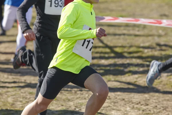 Mladá atletika běžců na závod. Venkovní obvod — Stock fotografie