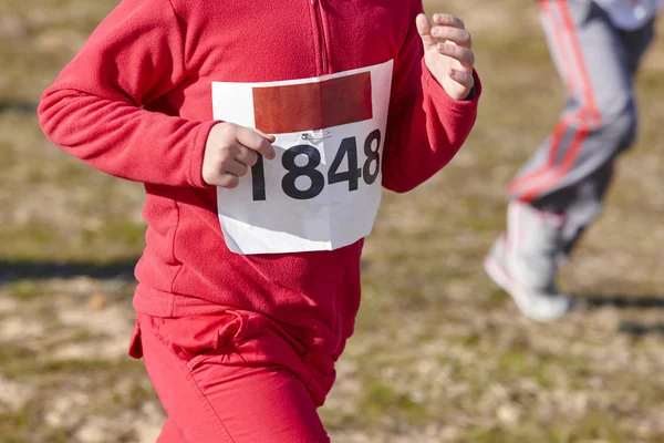 Jonge Atletiek loper op een race. Openlucht circuit — Stockfoto