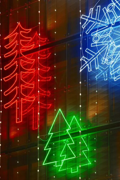 Decorazione di luci di Natale su una facciata di edificio — Foto Stock