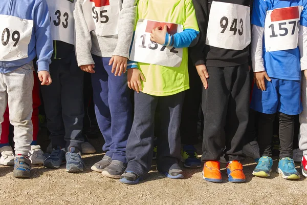 Enfants sportifs prêts à commencer une course de cross-country. À l'extérieur — Photo