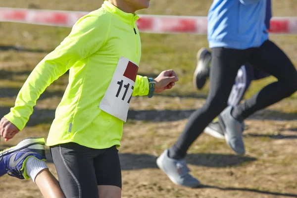 Jovens atletas em uma corrida. Circuito exterior . — Fotografia de Stock