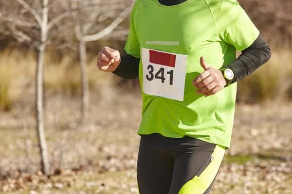 Vedoucí sportovní běžec na běžecké závodní. Venkovní obvod — Stock fotografie