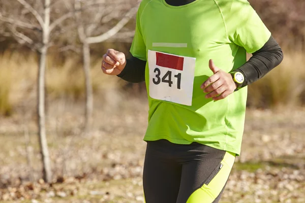 Senior atletische loper op een langlauf-race. Openlucht circuit — Stockfoto