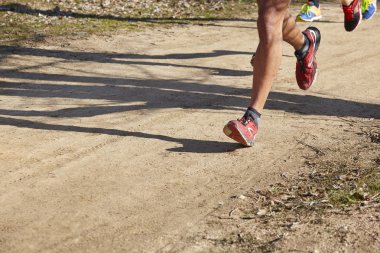 Üst düzey atletik runner bacaklar detay. Açık devre