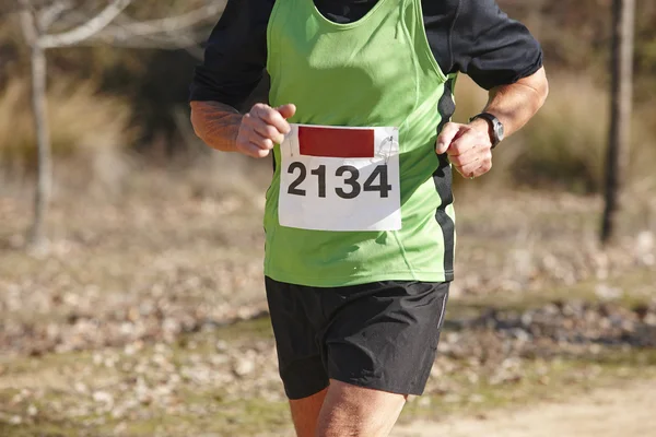 Senior atletische loper op een langlauf-race. Openlucht circuit — Stockfoto