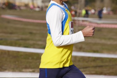 Bir çapraz ülke yarış genç atletik atlet. Açık devre. 