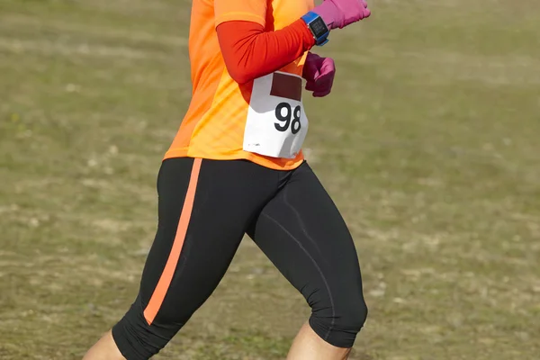 Vrouwelijke atletische loper op een race. Openlucht circuit — Stockfoto