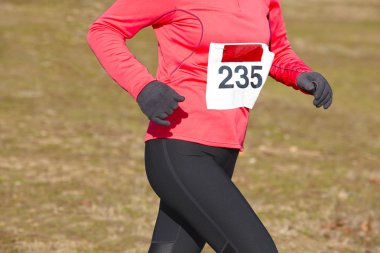 Kadın atletik runner çapraz ülke yarış. Açık devre