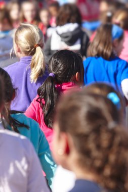 Sırtındaki pigtails kız. Açık havada. 