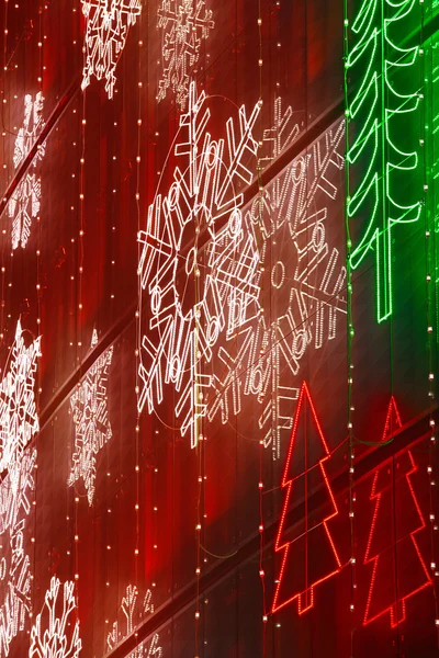 Decorazione di luci di Natale su una facciata di edificio in tono caldo — Foto Stock