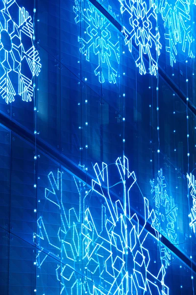 Decorazione di luci di Natale su una facciata di edificio in tono azzurro — Foto Stock