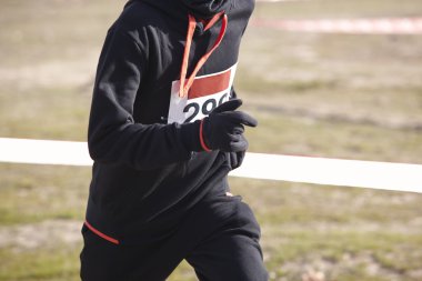 Bir çapraz ülke yarış genç atletik atlet. Açık devre