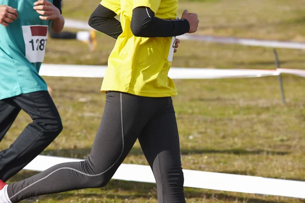 Jovens atletas numa corrida cross country. Circuito exterior — Fotografia de Stock