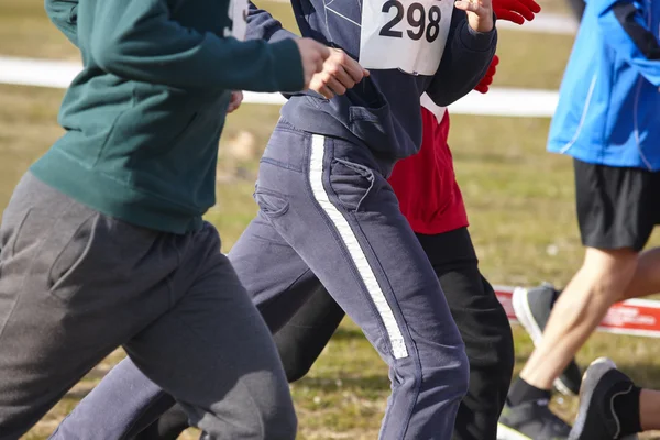 Jonge sportieve lopers op een langlauf-race. Openlucht circuit. — Stockfoto