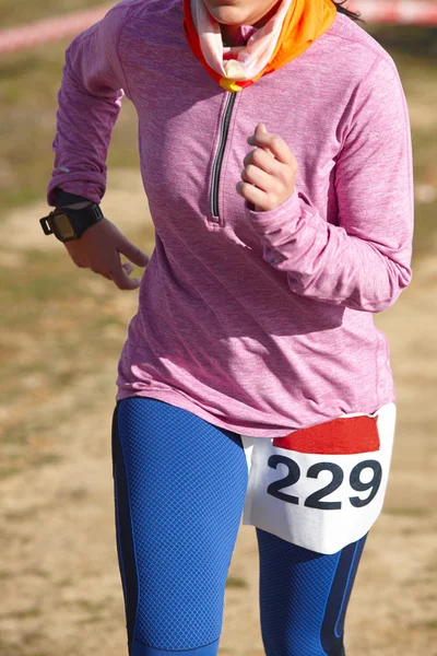 Vrouwelijke atletische loper op een race. Openlucht circuit — Stockfoto