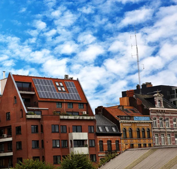 Apartamento bloco com painéis solares no telhado — Fotografia de Stock