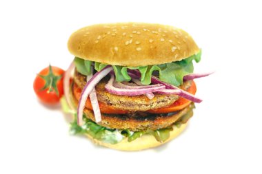 Vejetaryen hamburger marul, domates, soğan ve beyaz arka planda topuz