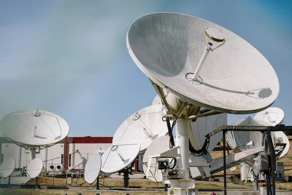 Array of satellite dishes — Stock Photo, Image