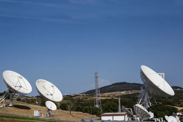 Array de antenas parabólicas — Foto de Stock