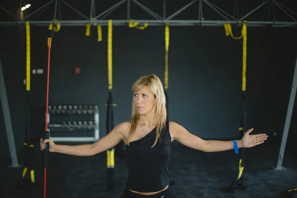 Mujer en un gimnasio haciendo ejercicio —  Fotos de Stock