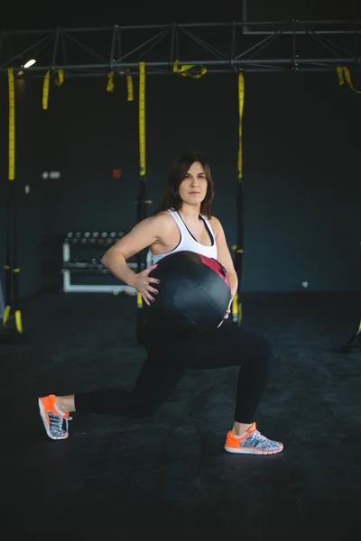 Mujer en un gimnasio haciendo ejercicio —  Fotos de Stock