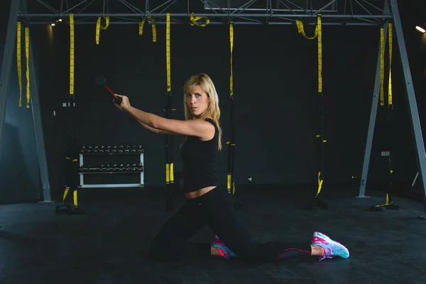 Mujer en un gimnasio haciendo ejercicio —  Fotos de Stock