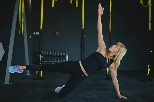 Mujer en un gimnasio haciendo ejercicio —  Fotos de Stock