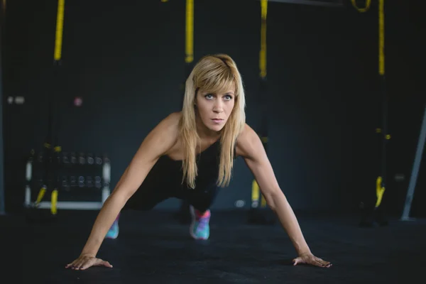 Mujer en un gimnasio haciendo ejercicio —  Fotos de Stock