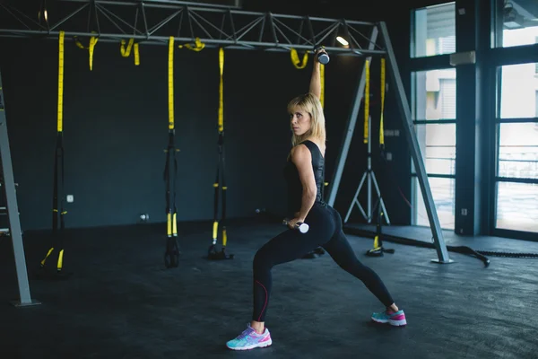 Woman in a gym exercising Royalty Free Stock Photos