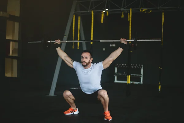 Hombre en un gimnasio haciendo ejercicio Fotos de stock