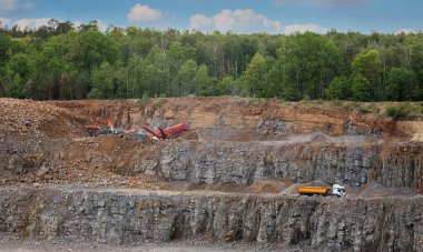 Makinelerin manzarası ve açık alanda bir araba.