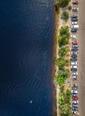 Nehir kenarındaki park yeri havadan görünüyor.