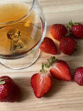 Yaz çilekli cam konyak.