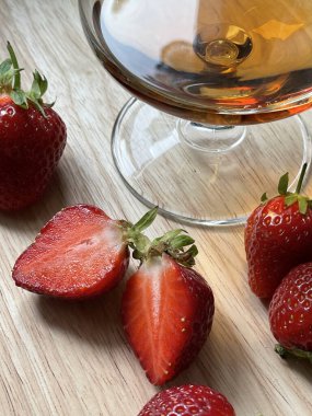 Çilekli içki alkollü konyak.