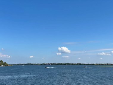 Nehir teknesi sonbahar manzarası