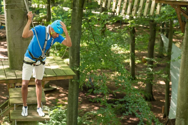 Mann hat Höhenangst am Hochseilgarten — Stockfoto