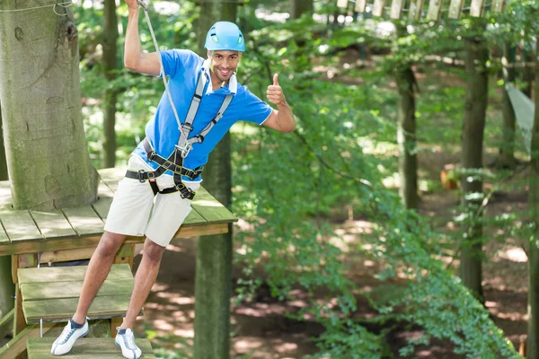 Man houdingen op platform op hoge touwbaan — Stockfoto