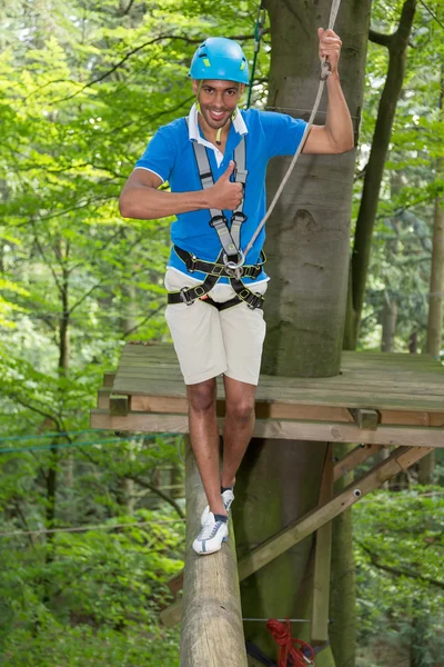 Sportsman está subindo em curso de corda alta — Fotografia de Stock