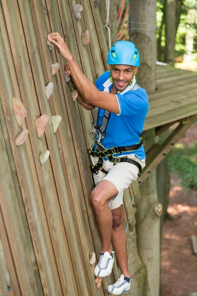 Kletterer in Kletterwand im Hochseilgarten — Stockfoto