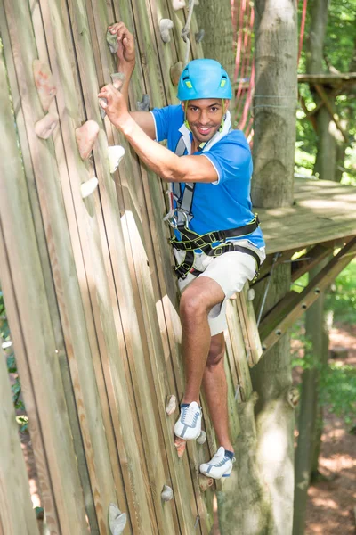 Kletterer in Kletterwand im Hochseilgarten — Stockfoto