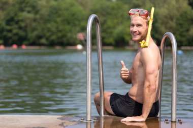 Adam ile ortak Yüzme Havuzu, Dalış koruyucu gözlük