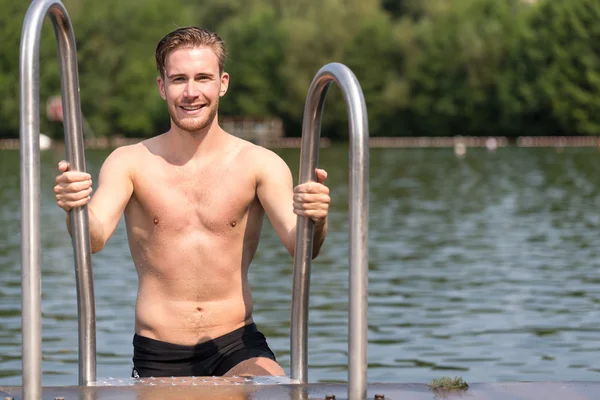 Uomo in piscina godendo l'acqua — Foto Stock