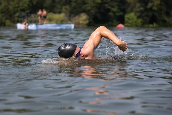 Nuotatore facendo strisciare in avanti colpo di nuoto — Foto Stock