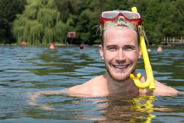 Homme avec des lunettes de plongée dans l'eau — Photo