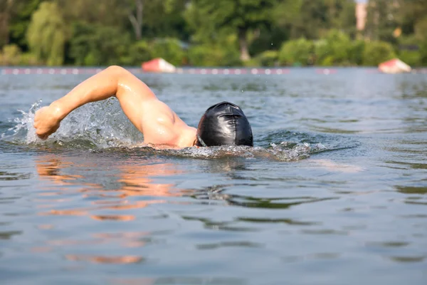 Swimmer doing forward crawl swimming stroke — Stock Photo, Image