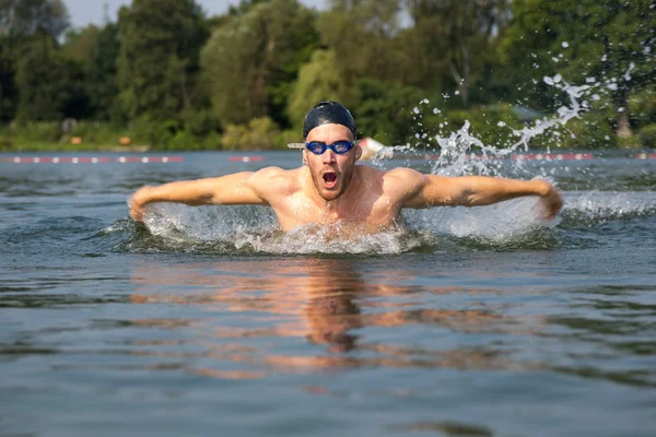 Nageur papillon ou dauphin course de natation — Photo