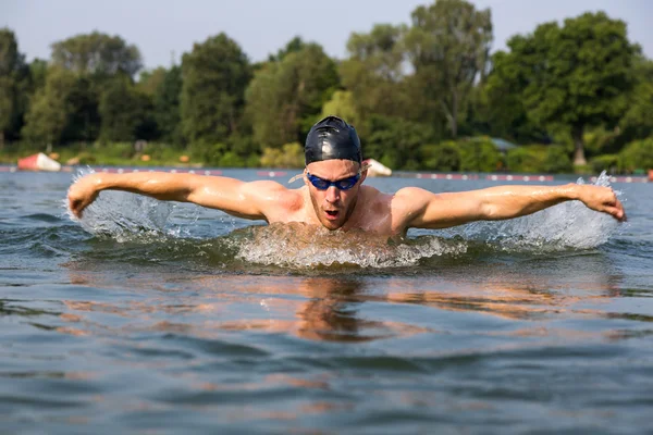 Nageur papillon ou dauphin course de natation — Photo