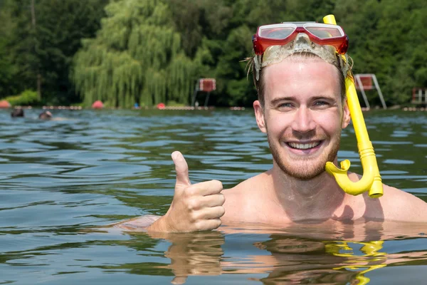 Hombre con gafas de buceo en el agua — Foto de Stock