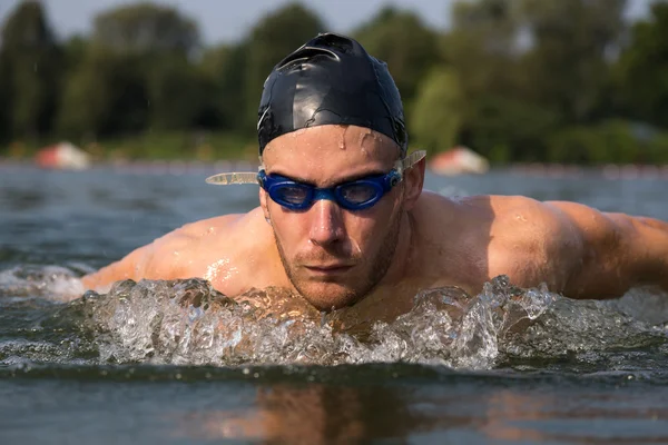 Nageur papillon ou dauphin course de natation — Photo